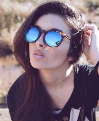chica con gafas estilo RB2180 polarizadas azul